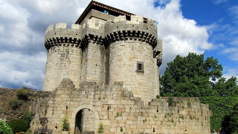 4. Granadilla
En la provincia de Cáceres, en España, Granadilla es una villa amurallada fundada por los árabes en el siglo IX. En 1160 fue conquistada e integrada al Reino de León. Y durante la época franquista fue expropiada con la finalidad de convertirla en una presa, así que tuvo que ser abandonada por sus habitantes. Parte de ella fue hundida, pero finalmente se rescató y hoy es considerada un conjunto histórico artístico.