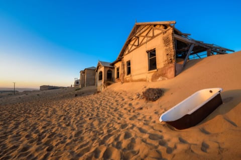 5. Kolmanskop
África posee muchos paisajes que son considerados de los más hermosos que el ojo humano puede presenciar, pero también conserva sitios alucinantes. En Namibia, esto se puede comprobar en la ciudad fantasma de Kolmanskop enterrada en la arena. Se trata de un antiguo poblado minero ocupado por alemanes que buscaba diamantes a principios del siglo XX. Su historia es terrible al estar manchada de sangre por un acto genocida.