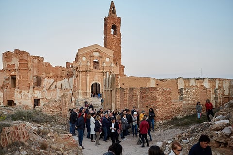 6. Belchite
Es raro decirlo. Pero las ruinas de Belchite son hermosas; hasta parecen el escenario surrealista de una película con una historia catastrófica. Esto último es verdad: la guerra civil española dejó secuelas y daños incalculables en este poblado de la provincia de Zaragoza, en España.