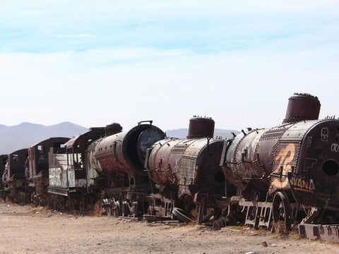 7. Cementerio de trenes en el Salar de Uyuni
En el altiplano boliviano, en el departamento de Potosí, se encuentra el imponente Salar de Uyuni, un desierto blanco rico en litio y otros minerales. Cerca de ahí, es posible visitar un cementerio de trenes, un extenso terreno que funcionaba como lugar de descanso de locomotoras que en sus esplendorosos años transportaban oro, plata y estaño, y, ahora, están convertidas en chatarra.