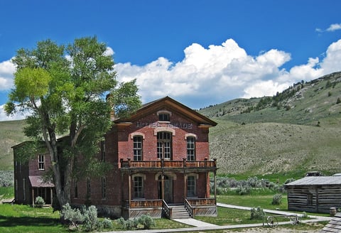 8. Bannack
Bannack, fundado en 1862 por sus ricas minas de oro, es un auténtico pueblo fantasma de Estados Unidos y una joya histórica, aunque poco frecuentada por los turistas. Hoy es pueblo polvoriento y abandonado del estado de Montana, pero conserva ese encanto del Viejo Oeste. Su declive, se dice, fue por culpa de su sheriff que dirigía una banda de asaltantes.