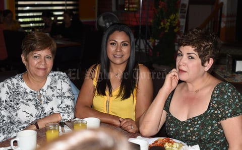 25032021 Karla Torres, Estela Arreola y Gabriela Torres.