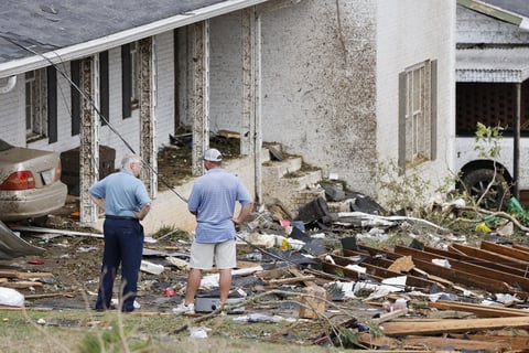 Pat Lindsey, habitante de la localidad de Ohatchee, la más afectada en el condado, dijo a The Associated Press que un vecino suyo murió después de que un tornado destruyó su casa rodante. “Era una gran persona”, señaló Lindsey.