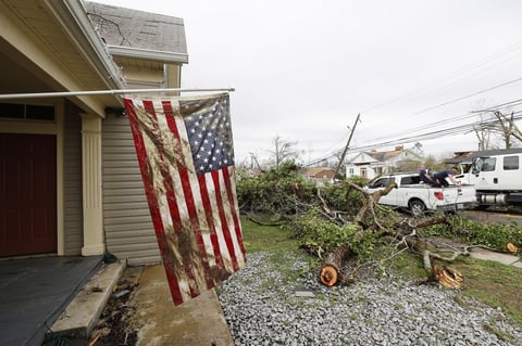 Más hacia el oeste, extensas zonas del condado Shelby, cerca de Birmingham, registraron severos daños. En la ciudad de Pelham, James Dunaway, dijo que él ignoró inicialmente la advertencia de tornado cuando le llegó por teléfono. Pero no había pasado mucho tiempo cuando pudo escuchar que el tornado se acercaba, así que abandonó la recámara superior donde veía televisión y se dirigió a un pasillo apenas antes de que la tormenta arrancara el techo y partes laterales de su casa, lo que dejó totalmente expuesta la recámara. Sus tres vehículos quedaron inservibles.