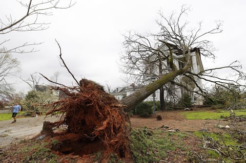 Tornados azotan Alabama; Hay 5 muertos y varios heridos