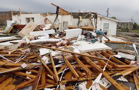 Tornados azotan Alabama; Hay 5 muertos y varios heridos