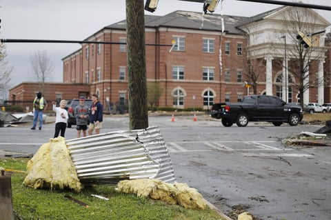 Tornados azotan Alabama; Hay 5 muertos y varios heridos