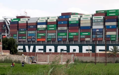 Canal de Suez vive su tercer día de bloque; más de 200 barcos esperan
