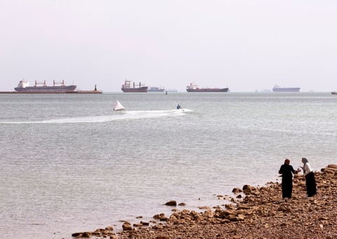Canal de Suez vive su tercer día de bloque; más de 200 barcos esperan