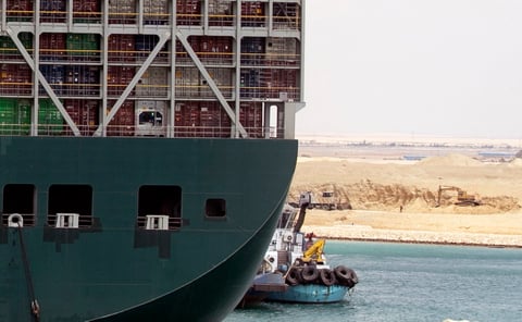 Canal de Suez vive su tercer día de bloque; más de 200 barcos esperan