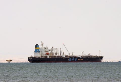 Canal de Suez vive su tercer día de bloque; más de 200 barcos esperan