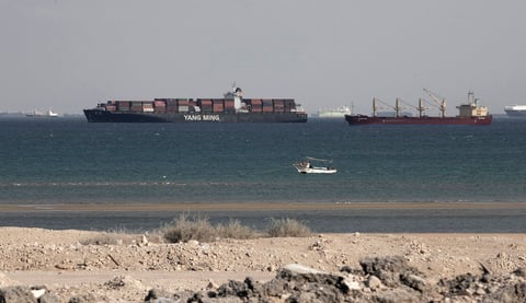 Canal de Suez vive su tercer día de bloque; más de 200 barcos esperan