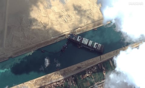 Canal de Suez vive su tercer día de bloque; más de 200 barcos esperan