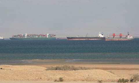 Canal de Suez vive su tercer día de bloque; más de 200 barcos esperan
