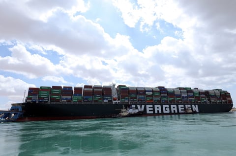 Canal de Suez vive su tercer día de bloque; más de 200 barcos esperan