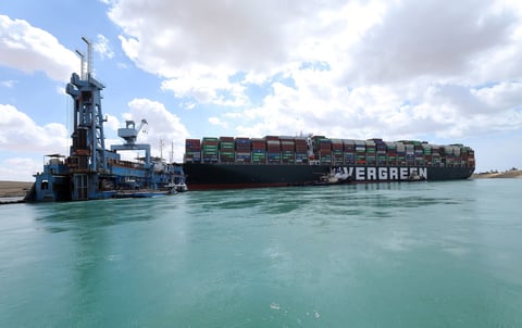 Canal de Suez vive su tercer día de bloque; más de 200 barcos esperan