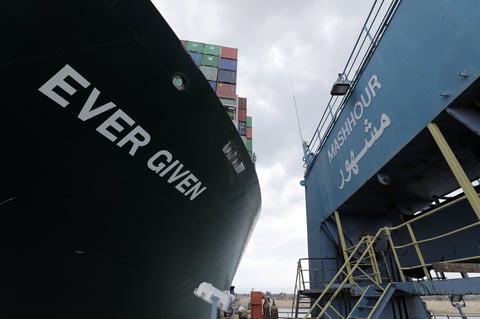 Canal de Suez vive su tercer día de bloque; más de 200 barcos esperan