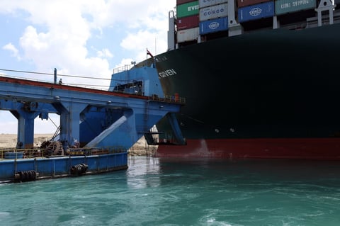Canal de Suez vive su tercer día de bloque; más de 200 barcos esperan