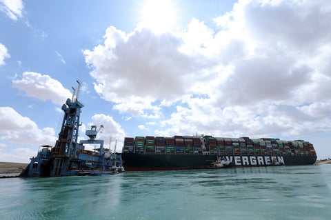Canal de Suez vive su tercer día de bloque; más de 200 barcos esperan