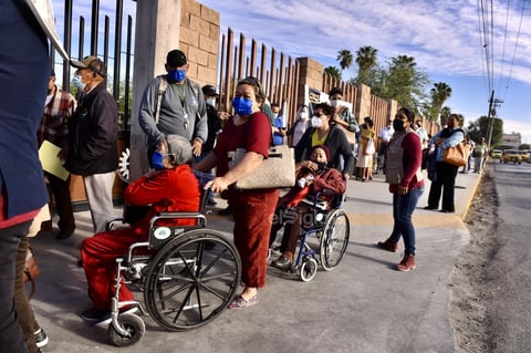 Al exterior hay aglomeraciones, desorganización y las personas de la tercera edad esperan su ingreso a la institución educativa bajo los intensos rayos del sol, altas temperaturas y caos vial sobre un tramo de la calzada Cuauhtémoc.