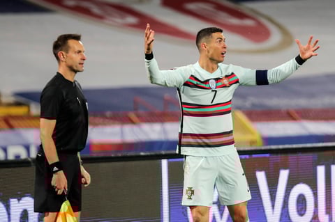 Cristiano Ronaldo estalla por un gol anulado y tira su brazalete
