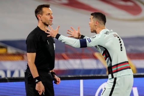 Cristiano Ronaldo estalla por un gol anulado y tira su brazalete