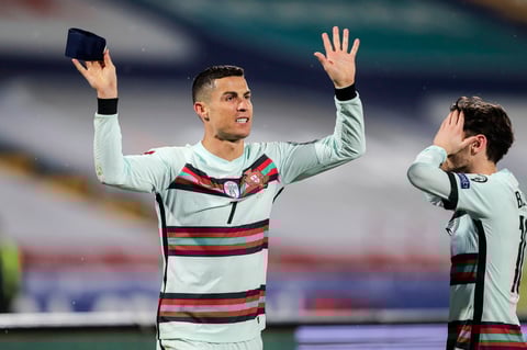 Cristiano Ronaldo estalla por un gol anulado y tira su brazalete