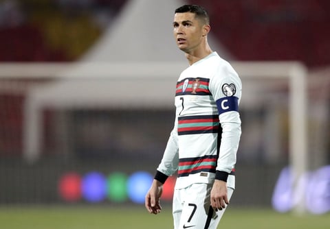 Cristiano Ronaldo estalla por un gol anulado y tira su brazalete