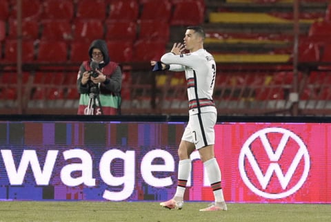 Cristiano Ronaldo estalla por un gol anulado y tira su brazalete