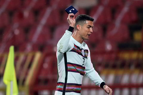 Cristiano Ronaldo estalla por un gol anulado y tira su brazalete