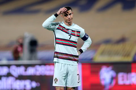 Cristiano Ronaldo estalla por un gol anulado y tira su brazalete