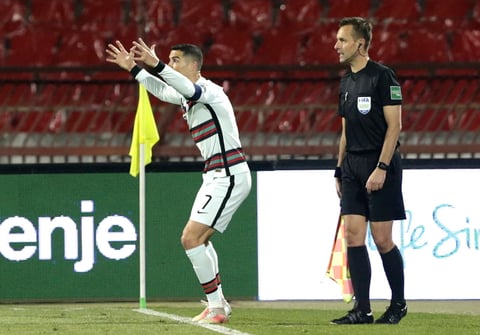 Cristiano Ronaldo estalla por un gol anulado y tira su brazalete