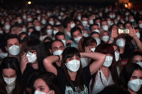 Love of Lesbian celebra el primer concierto masivo y sin sana distancia en Barcelona