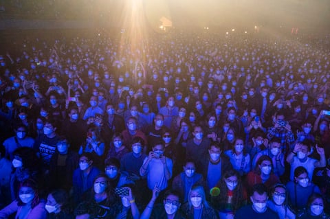 Love of Lesbian celebra el primer concierto masivo y sin sana distancia en Barcelona