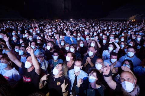 Love of Lesbian celebra el primer concierto masivo y sin sana distancia en Barcelona