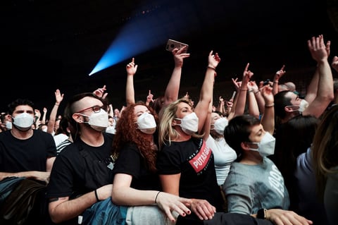Love of Lesbian celebra el primer concierto masivo y sin sana distancia en Barcelona