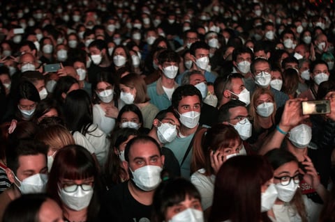 Love of Lesbian celebra el primer concierto masivo y sin sana distancia en Barcelona