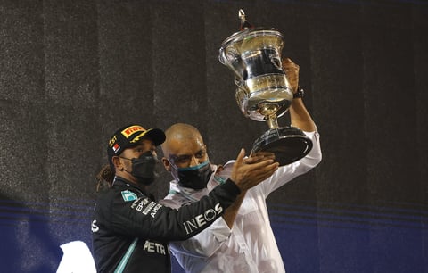Pérez tuvo un comienzo peculiar, ni siquiera había arrancado la carrera, cuando su RB16 se apagó, una falla técnica que lo bajó de la posición 11 al último. El mexicano se pasó al pit lane y partió desde ahí. La potencia de su nuevo automóvil le dio para rebasar 15 lugares y concluir en la quinta posición, sus primeros ocho puntos como volante de Red Bull.