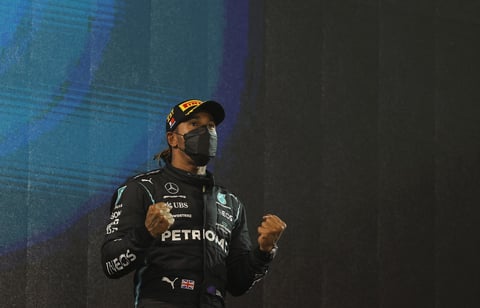 La máquina austriaca parecía imposible de ser controlada por los Mercedes. A menos de cinco vueltas, Verstappen rebasó a Hamilton, pero por fuera de la pista, por lo que tuvo que dejarlo pasar y volver a intentarlo. La defensa del inglés superó el ataque del neerlandés, insatisfecho por el resultado.