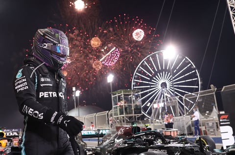 Verstappen dominó el viernes y sábado en Sakhir: firmó los mejores tiempos en las prácticas libres y amarró la pole position, pero en la carrera Lewis le quitó la alegría.