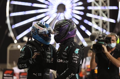 En su regreso a la F1, el español Fernando Alonso tuvo complicaciones con su Alpine y abandonó a la carrera; el veterano acompañó al ruso debutante Nikita Mazepin (Haas), quien no duró ni cuatro curvas sobre el Circuito de Sakhir.