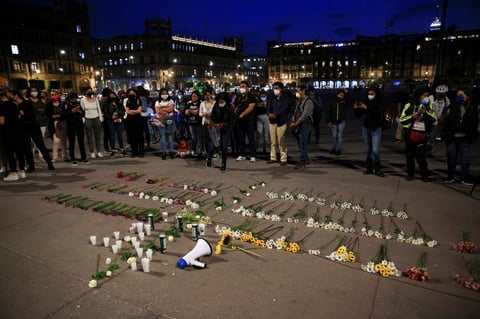 Realizan vigilia por feminicidios en el Zócalo