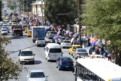 Abarrotan Tec Laguna menores de 80 años para buscar vacuna antiCOVID