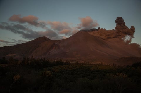 Mantiene actividad volcán Pocayá en Guatemala