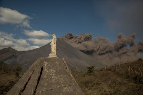 Mantiene actividad volcán Pocayá en Guatemala