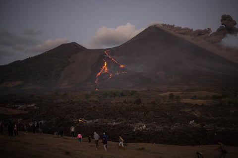 Mantiene actividad volcán Pocayá en Guatemala