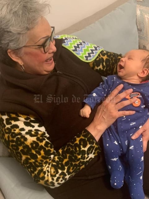 02042021 Chayito Álvarez con su nieto.