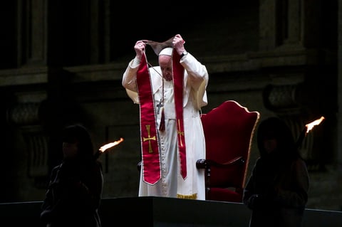 En plaza desértica del Vaticano, el papa dirige 'víacrucis de los niños'