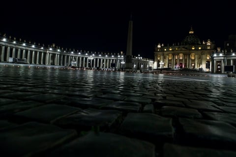 En plaza desértica del Vaticano, el papa dirige 'víacrucis de los niños'