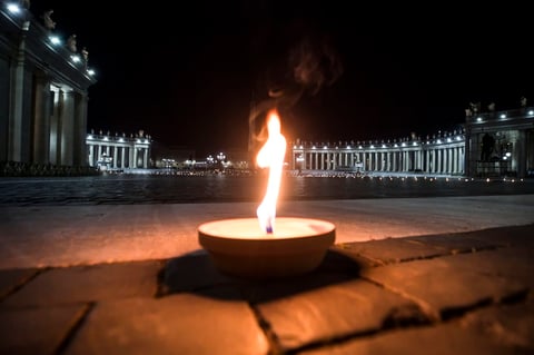 En plaza desértica del Vaticano, el papa dirige 'víacrucis de los niños'